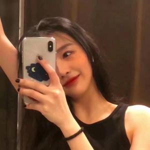 美女和男生在床上搓搓
